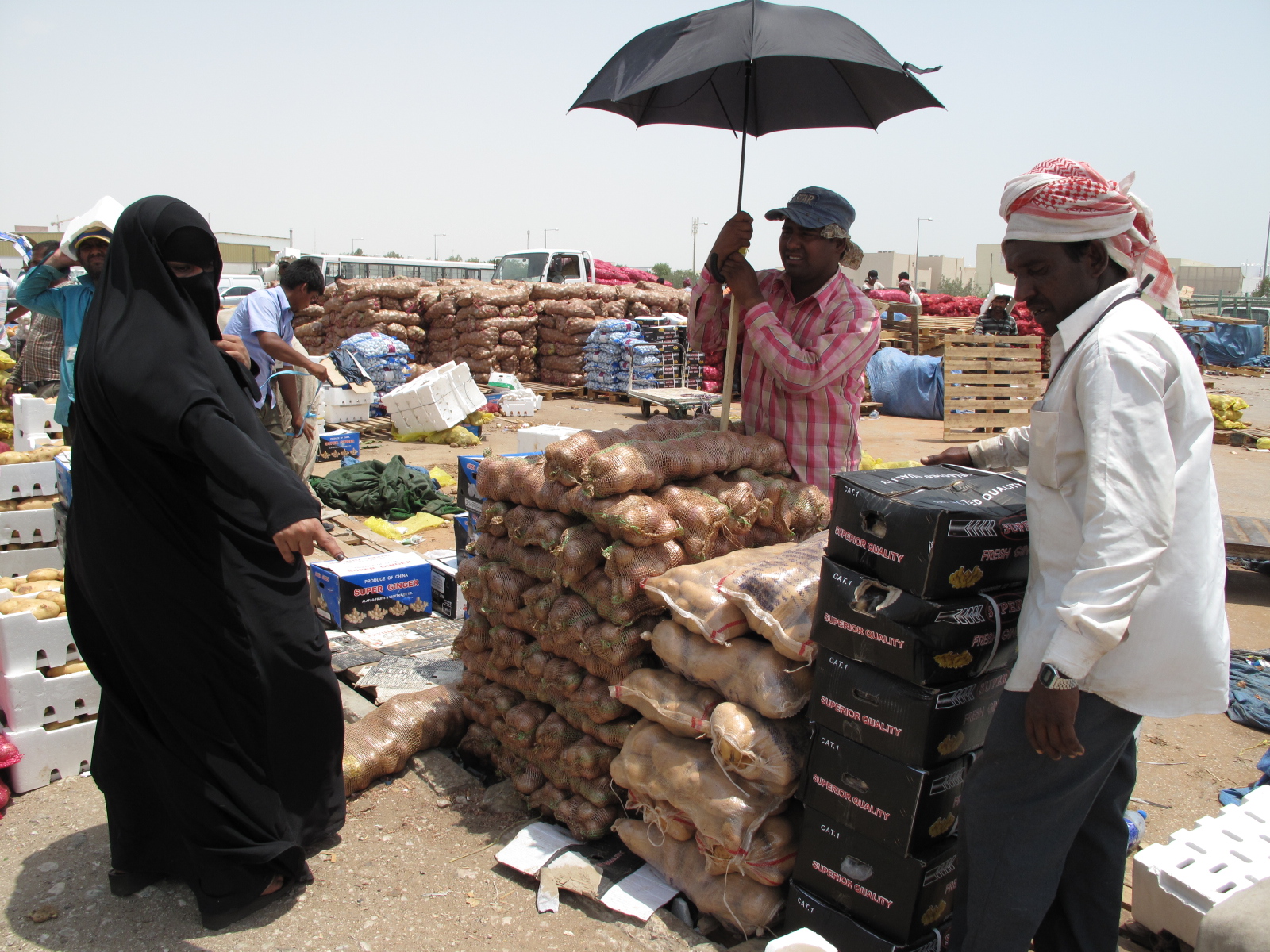 Woman in traditional Qatari garb at the wholesale market